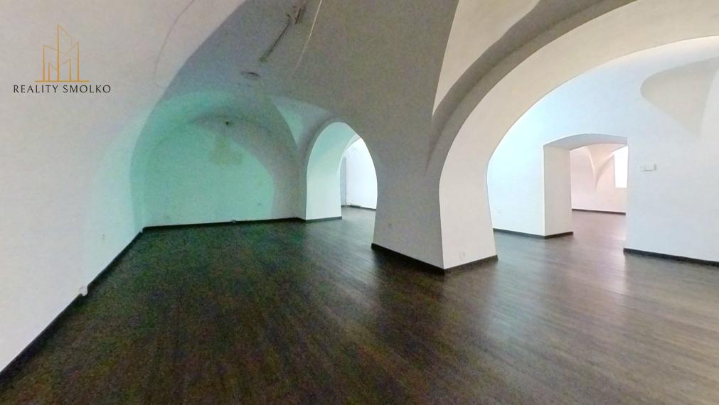 EXKLUZÍVNE NA PRENÁJOM – KOMERČNÉ A PREVÁDZKOVÉ PRIESTORY NA HLAVNEJ ULICI V PREŠOVE