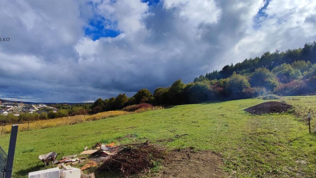 EXKLUZÍVNE - Na predaj veľký pozemok v obci Fintice.