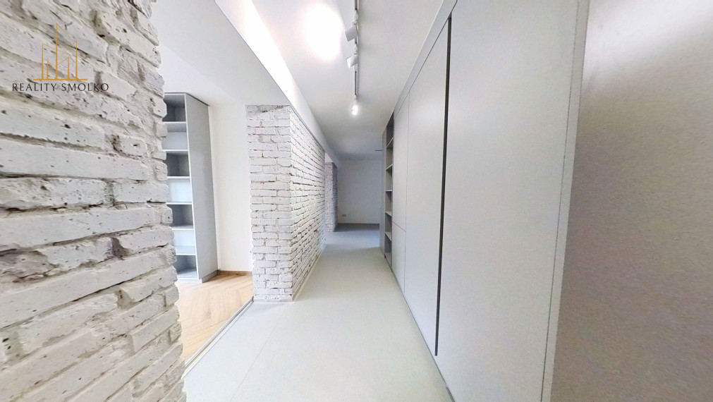 EXKLUZÍVNE: Dizajnový 2-izbový byt na Šafárikovej ulici – bývanie s charakterom