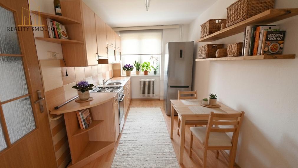 EXKLUZÍVNE: Priestranný 2-izbový byt s vlastnou malou záhradkou v srdci Sabinova