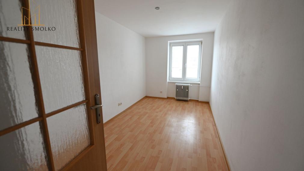 EXKLUZÍVNE: Priestranný 2-izbový byt s vlastnou malou záhradkou v srdci Sabinova