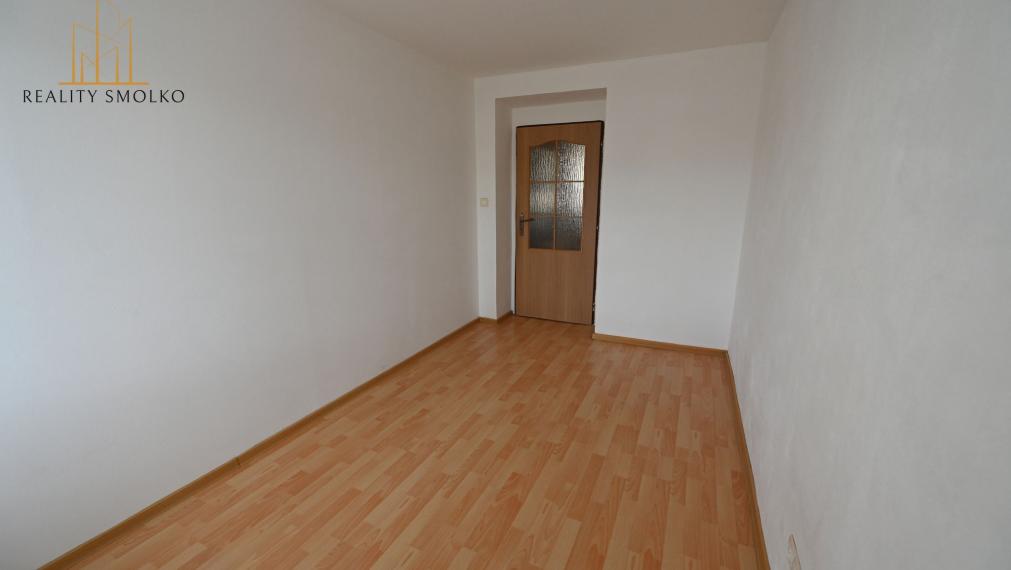 EXKLUZÍVNE: Priestranný 2-izbový byt s vlastnou malou záhradkou v srdci Sabinova