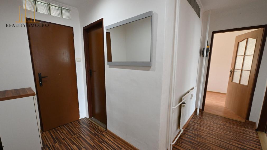 EXKLUZÍVNE: Priestranný 2-izbový byt s vlastnou malou záhradkou v srdci Sabinova