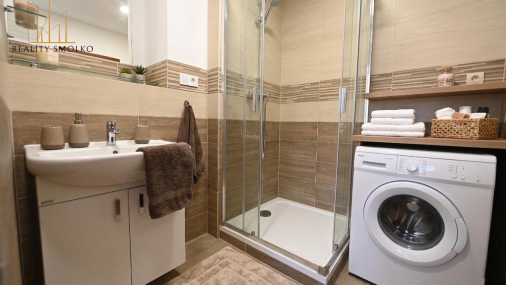 EXKLUZÍVNE: Priestranný 2-izbový byt s vlastnou malou záhradkou v srdci Sabinova