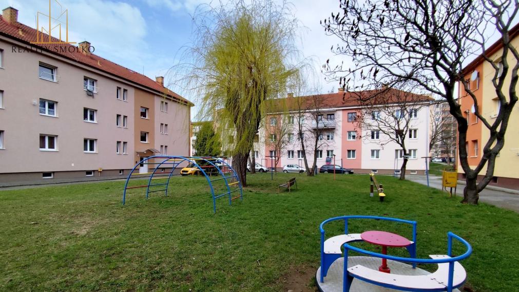 EXKLUZÍVNE: Priestranný 2-izbový byt s vlastnou malou záhradkou v srdci Sabinova