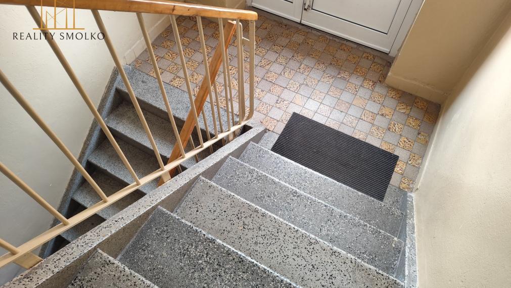 EXKLUZÍVNE: Priestranný 2-izbový byt s vlastnou malou záhradkou v srdci Sabinova