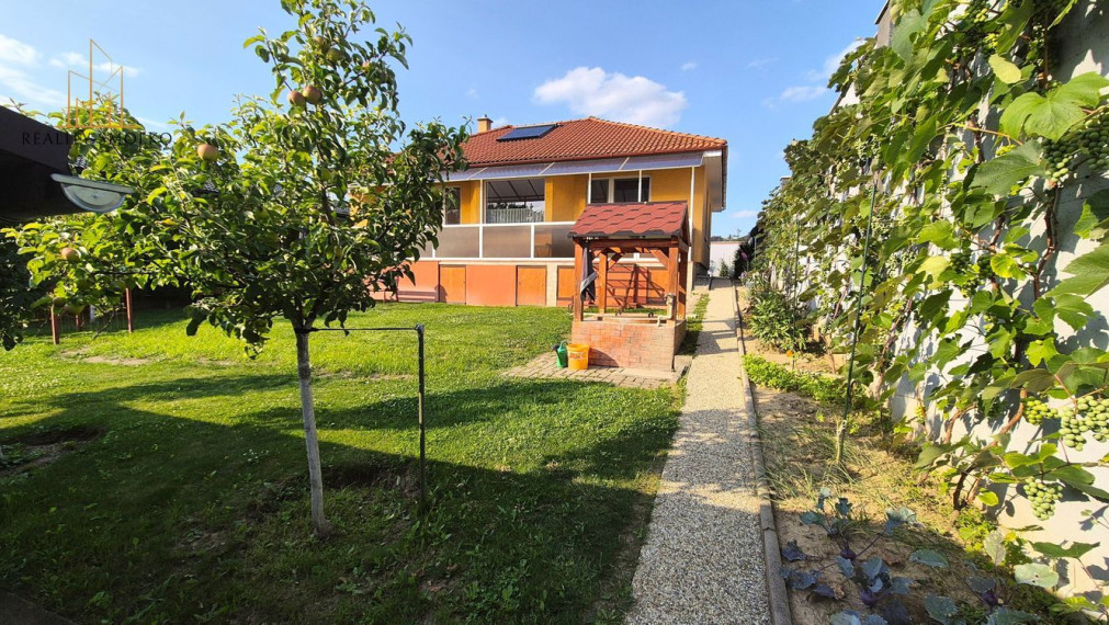 Na predaj 4i RODINNÝ DOM, pozemok 698 m², TERIAKOVCE