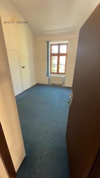 PRENAJATÉ !!!  PRENÁJOM - kancelársky priestor Hlavná ulica 14,5m2 so zázemím, 1p.