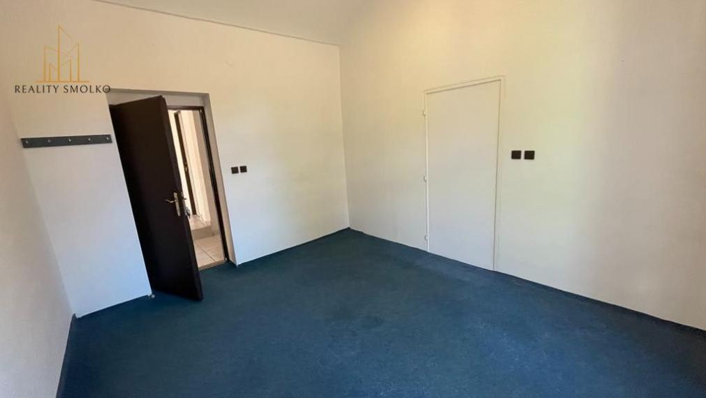 PRENAJATÉ !!!  PRENÁJOM - kancelársky priestor Hlavná ulica 14,5m2 so zázemím, 1p.