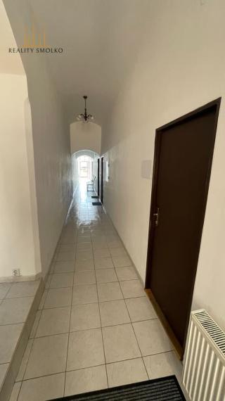 PRENAJATÉ !!!  PRENÁJOM - kancelársky priestor Hlavná ulica 14,5m2 so zázemím, 1p.