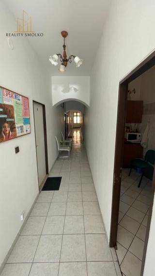 PRENAJATÉ !!!  PRENÁJOM - kancelársky priestor Hlavná ulica 14,5m2 so zázemím, 1p.