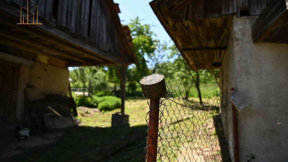 Na predaj - starší rodinný vidiecky dom v Miklušovciach