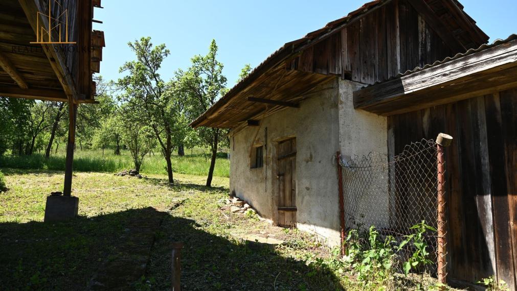 Na predaj - starší rodinný vidiecky dom v Miklušovciach