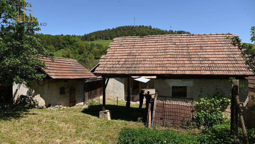 Na predaj - starší rodinný vidiecky dom v Miklušovciach