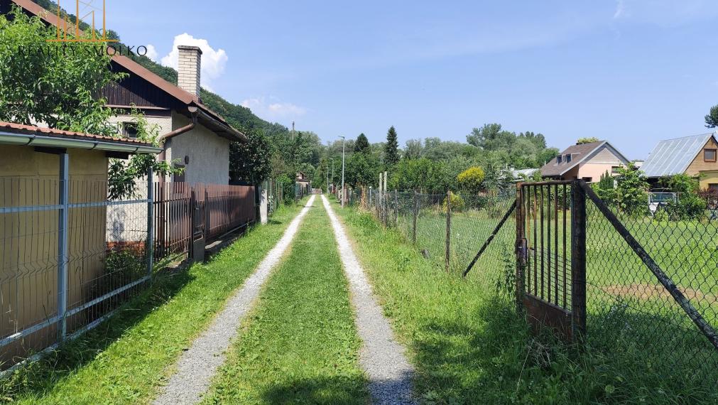 Predám pozemok s čarovnou záhradou a záhradným domčekom