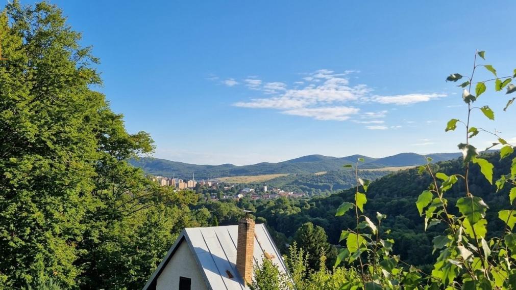 Kompletne zariadená 3-podlažná chata v Medzeve – 5-ročná novostavba, kde si prinesiete len zubnú kefku!