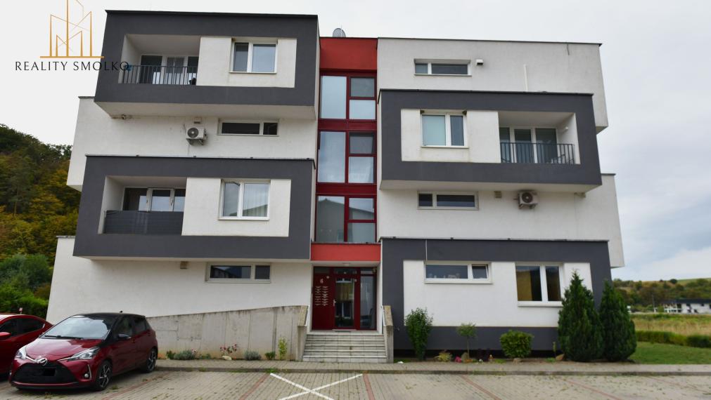 Prenajom 2-izbový pohodlne zariadený byt s logiou a parkoviskom vo Veľkom Šariši