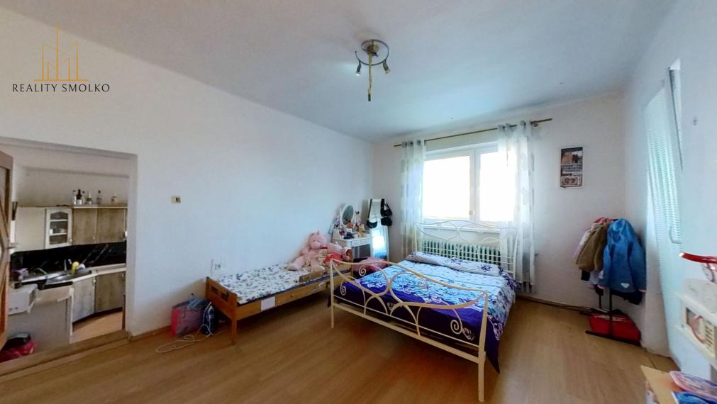 Priestranný 3 izbový rodinný dom v pokojnej časti obce Sečovce