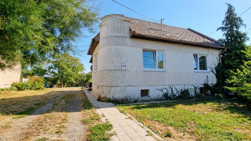 Priestranný 3 izbový rodinný dom v pokojnej časti obce Sečovce