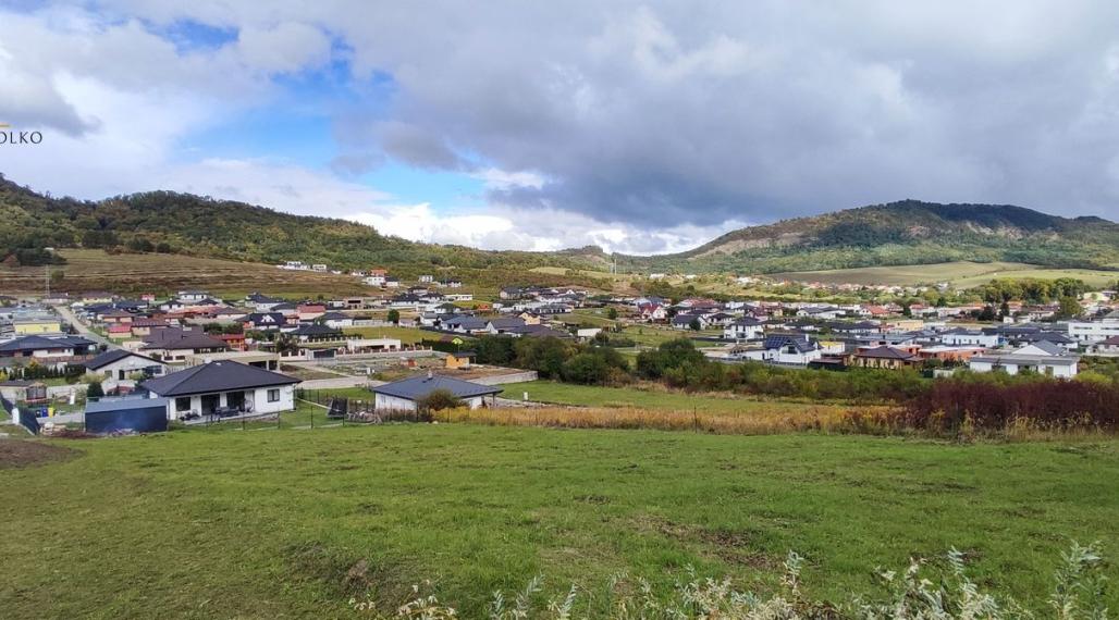 EXKLUZÍVNE - Na predaj veľký pozemok v obci Fintice.