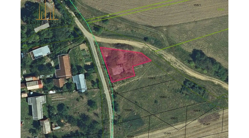 Pozemok pre RD so studňou a prístupom z dvoch strán
