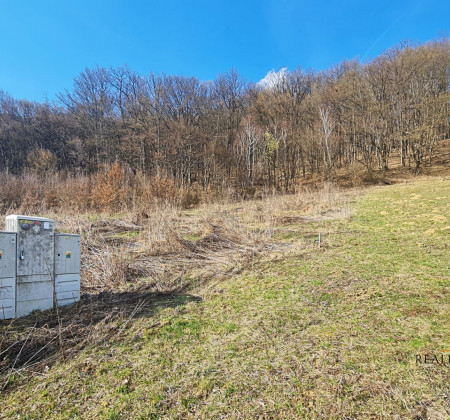 Pozemok s pekným výhľadom na predaj v meste Veľký Šariš, časť Kanaš.