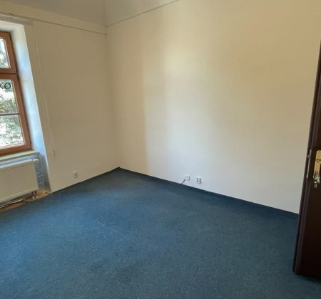 PRENÁJOM - kancelársky priestor Hlavná ulica 14,5m2 so zázemím, 1p.
