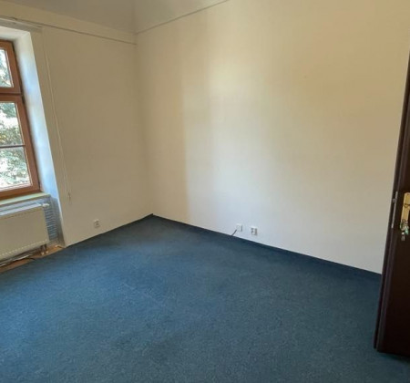REZERVOVANÉ !!!  PRENÁJOM - kancelársky priestor Hlavná ulica 14,5m2 so zázemím, 1p.