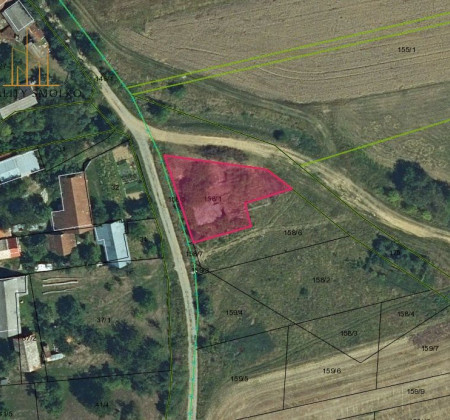 Pozemok pre RD so studňou a prístupom z dvoch strán